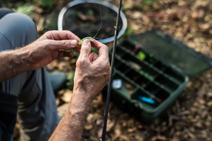 how to attach fishing hook to line​